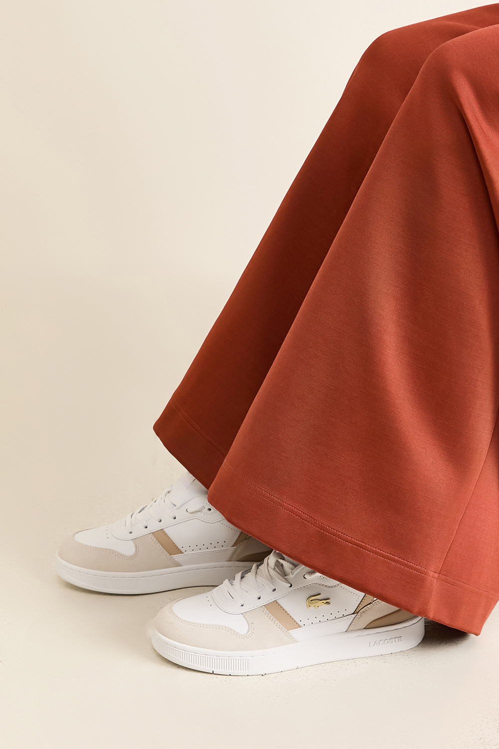 תמונת כל הלוק של נעלי סניקרס טי-קליפ